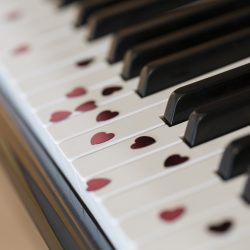 Klaviertastatur, rote Herzkonfetti, Hochzeit